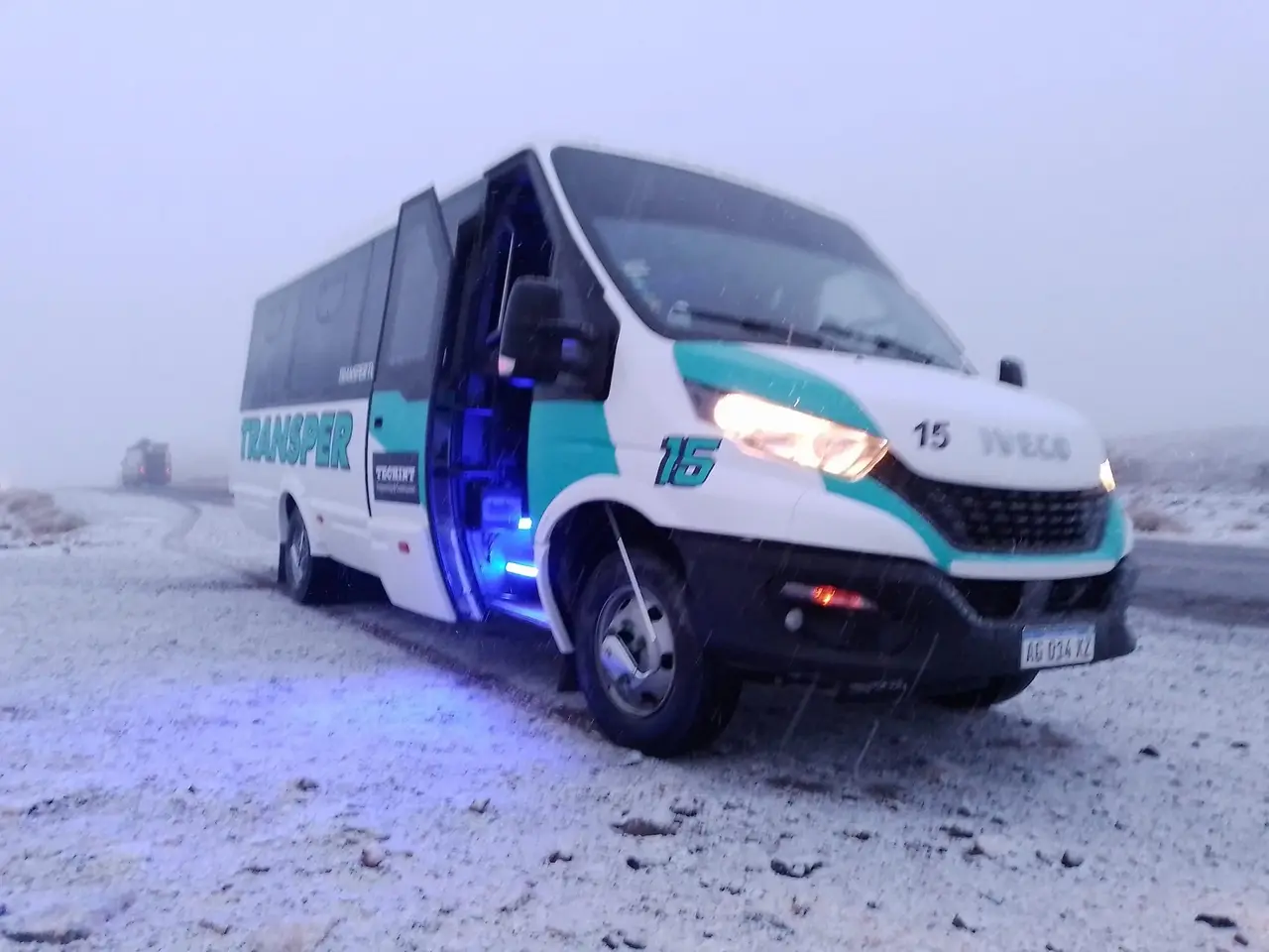 Combi de Transper en la nieve con las luces encendidas