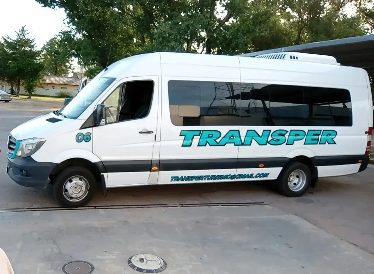 Combi Mercedes-Benz Sprinter número 06 de Transper, vista lateral