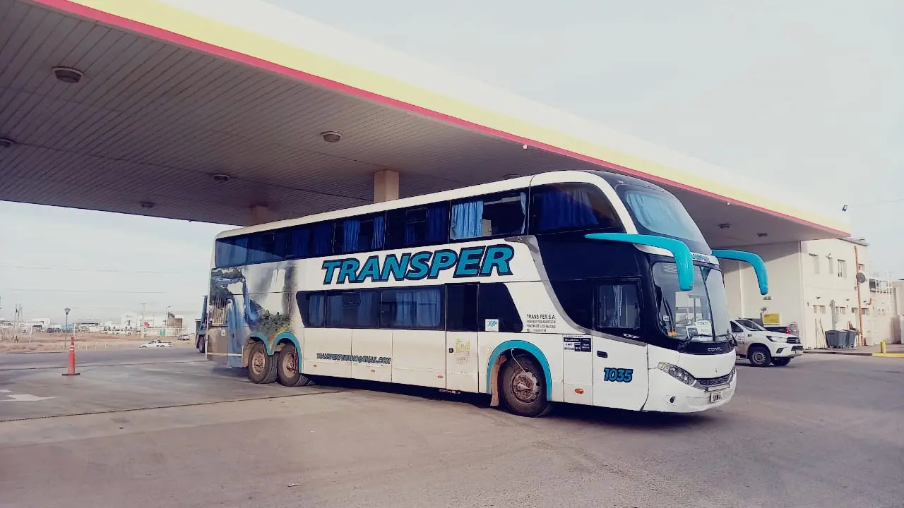 Micro doble piso de Transper en una estación de servicio