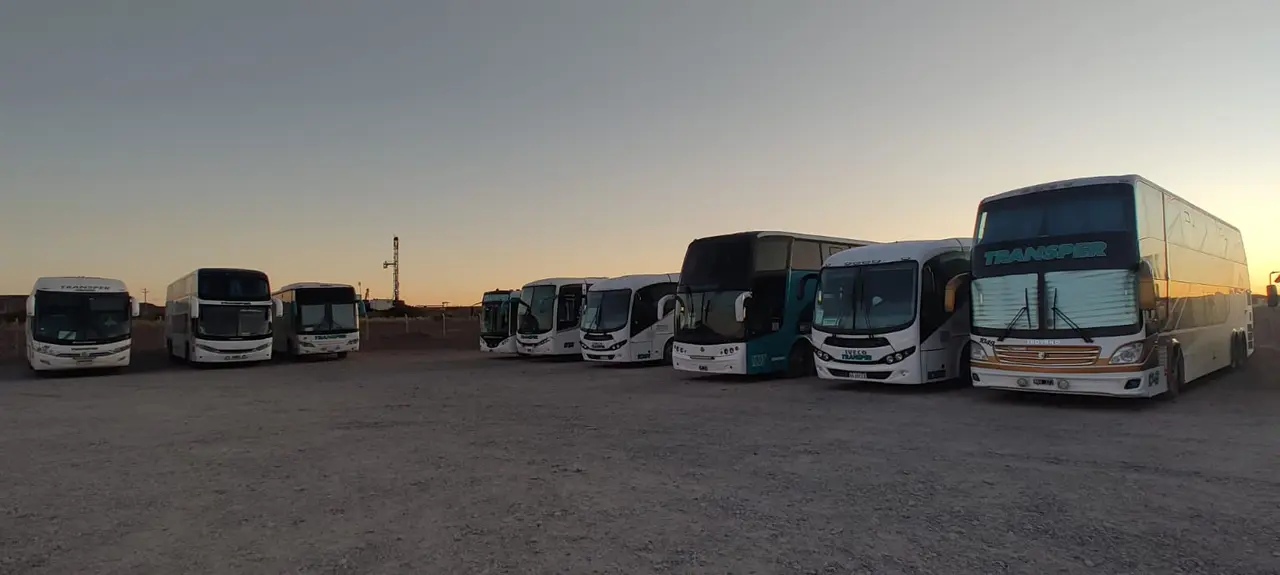 Flota de Transper estacionada al atardecer