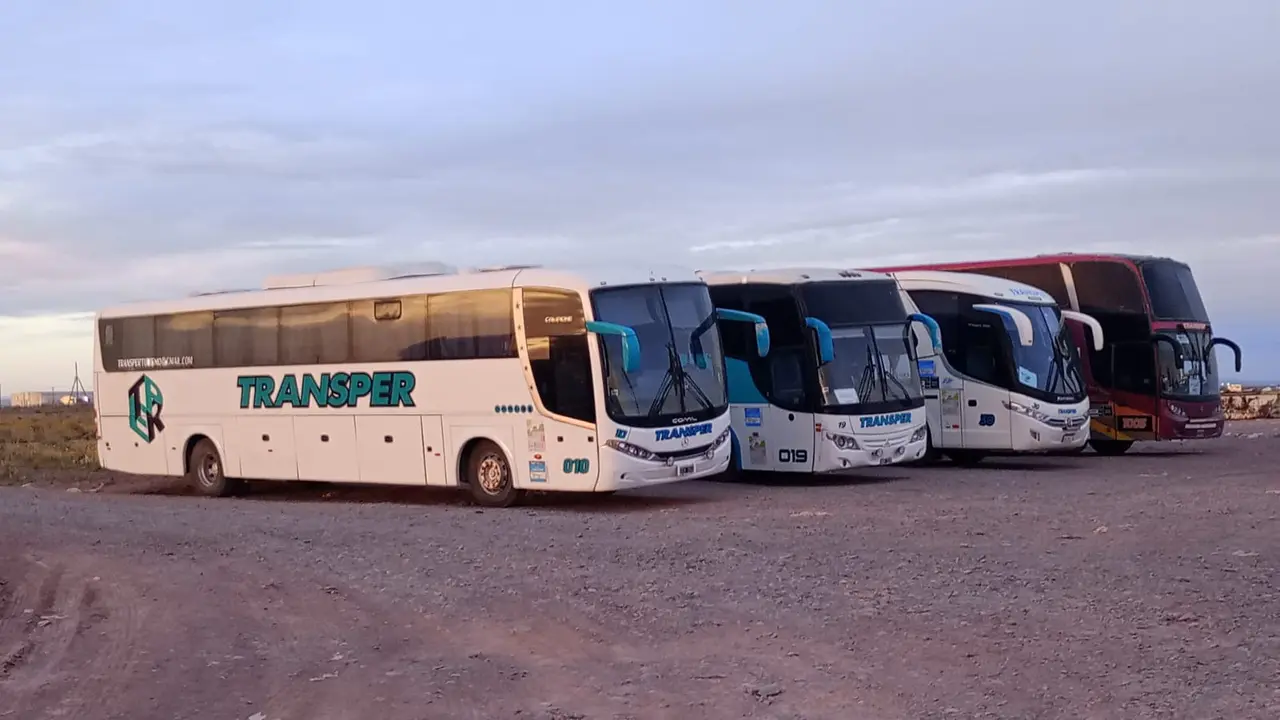 Fila de micros y minibuses de Transper estacionados en la base