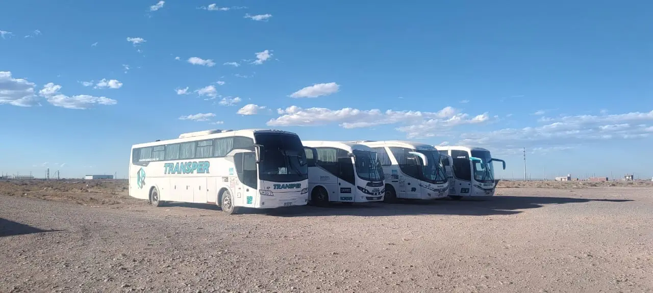 Fila de micros de Transper estacionados en la base