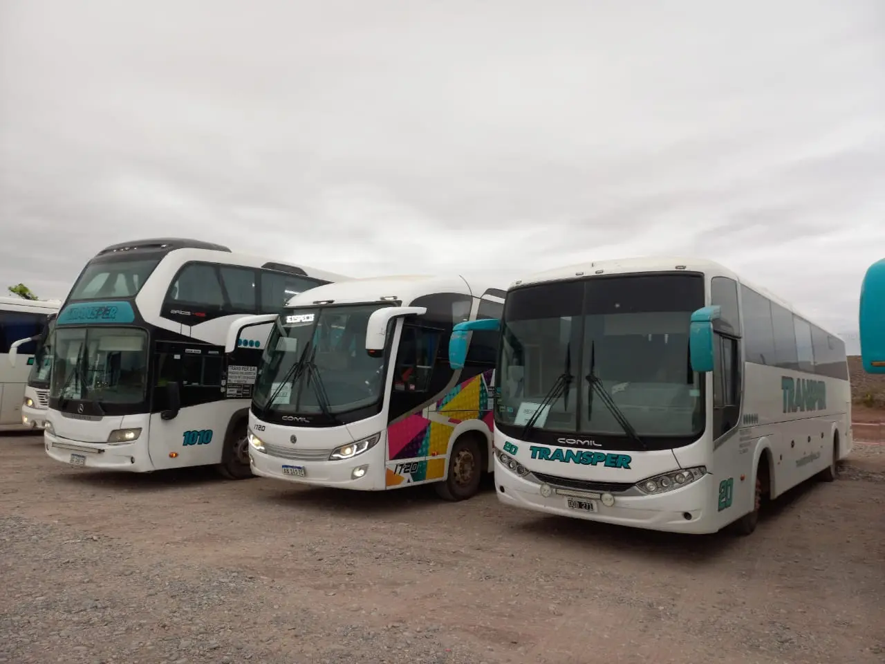 Tres micros de Transper estacionados de frente
