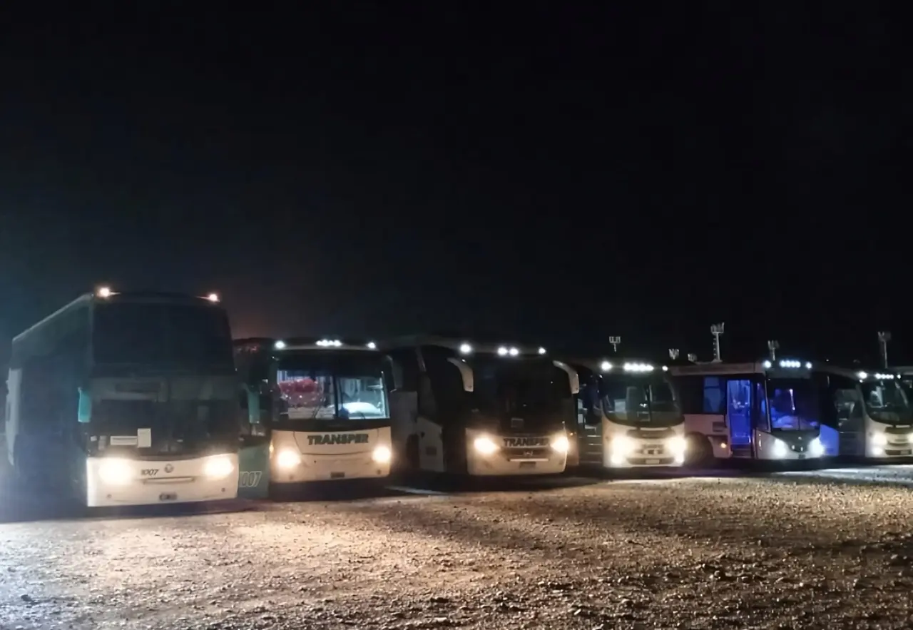 Flota de Transper con las luces encendidas de noche