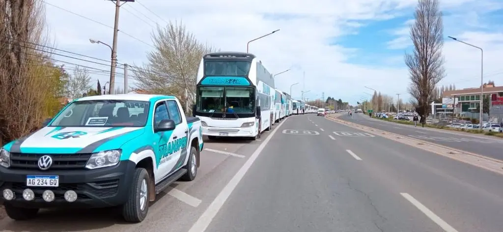Camioneta y micros de Transper sobre la ruta