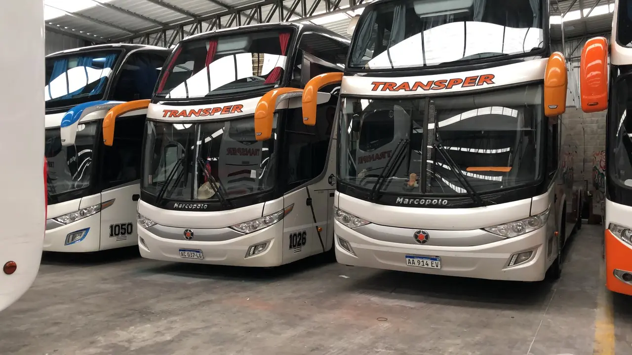 Micros doble piso de Trans-Per estacionados en el galpón