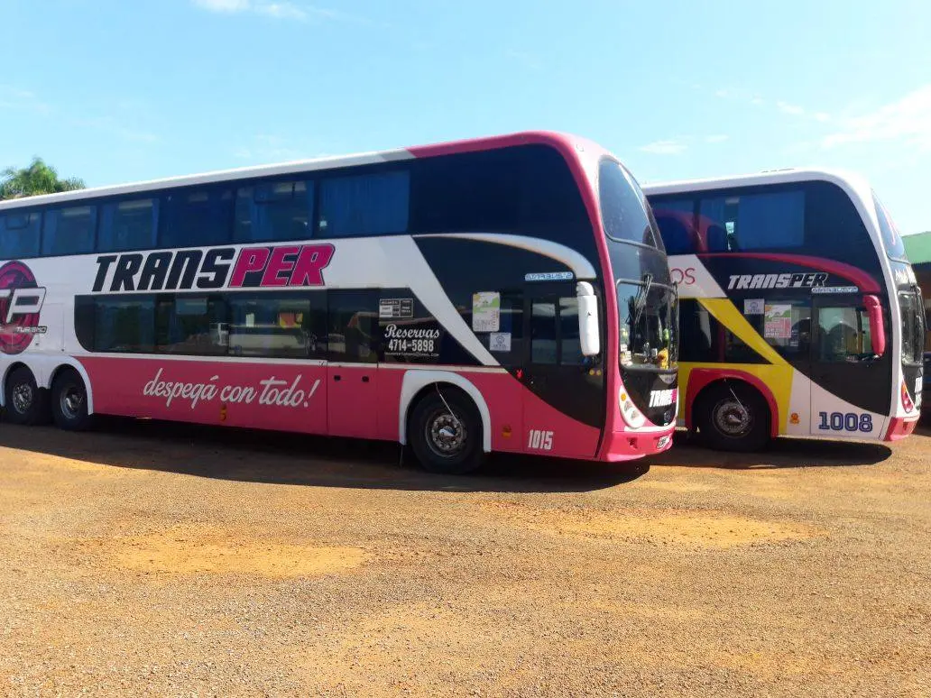 Dos micros doble piso de Trans-Per con gráfica roja