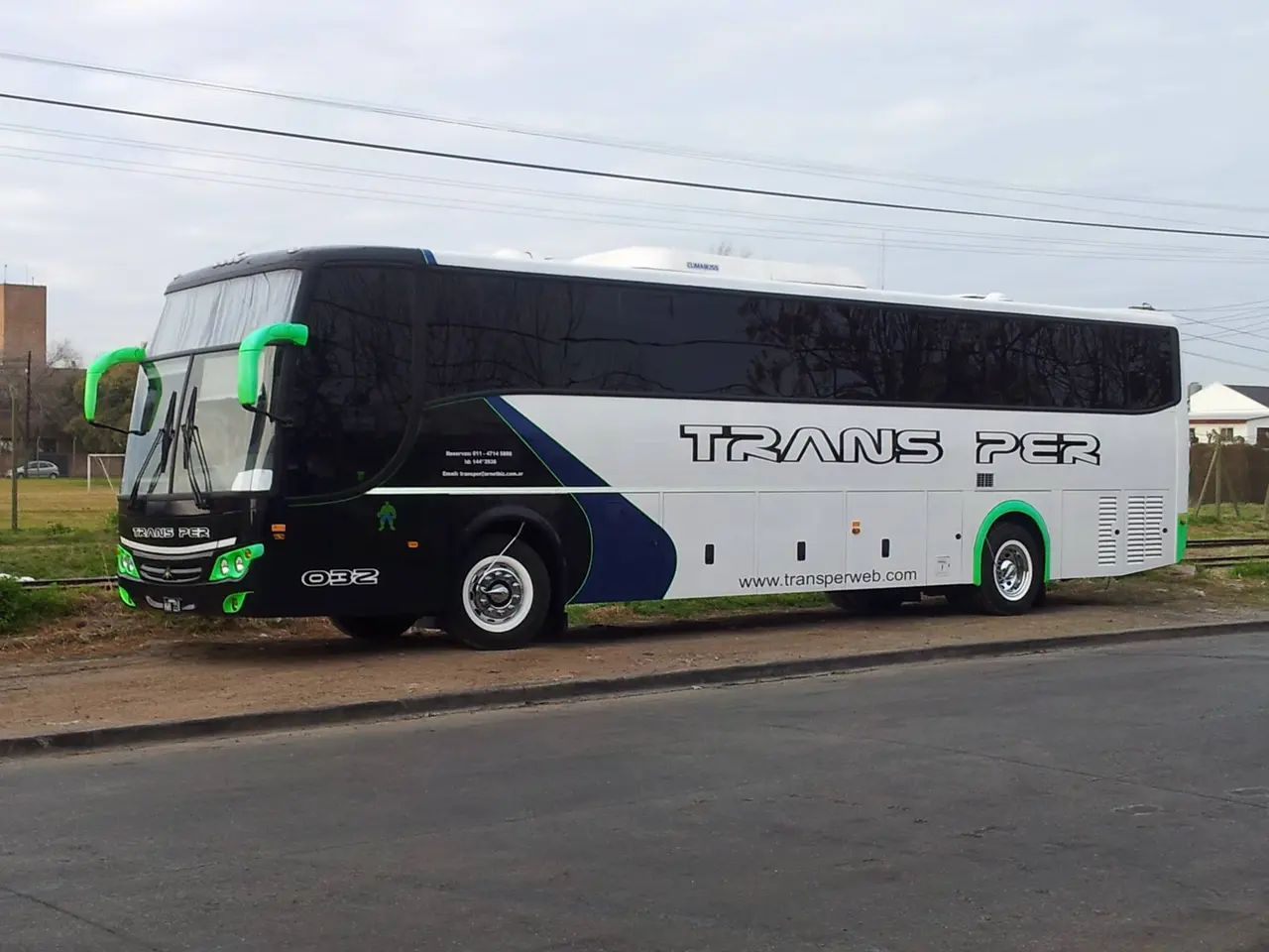 Micro de Trans-Per con gráfica azul y verde