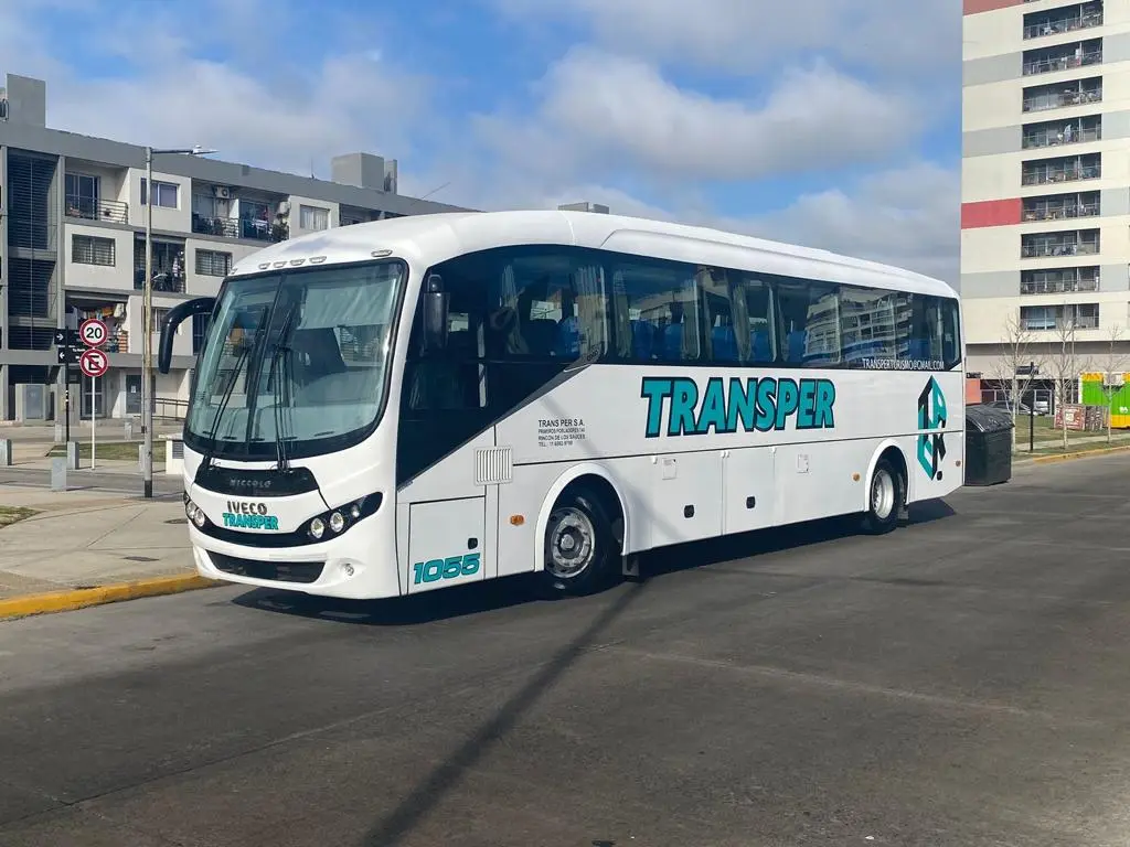 Minibús Transper estacionado en la ciudad