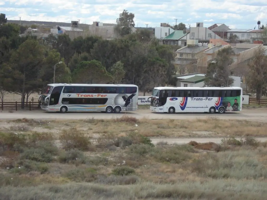 Dos micros de Trans-Per estacionados en la Patagonia